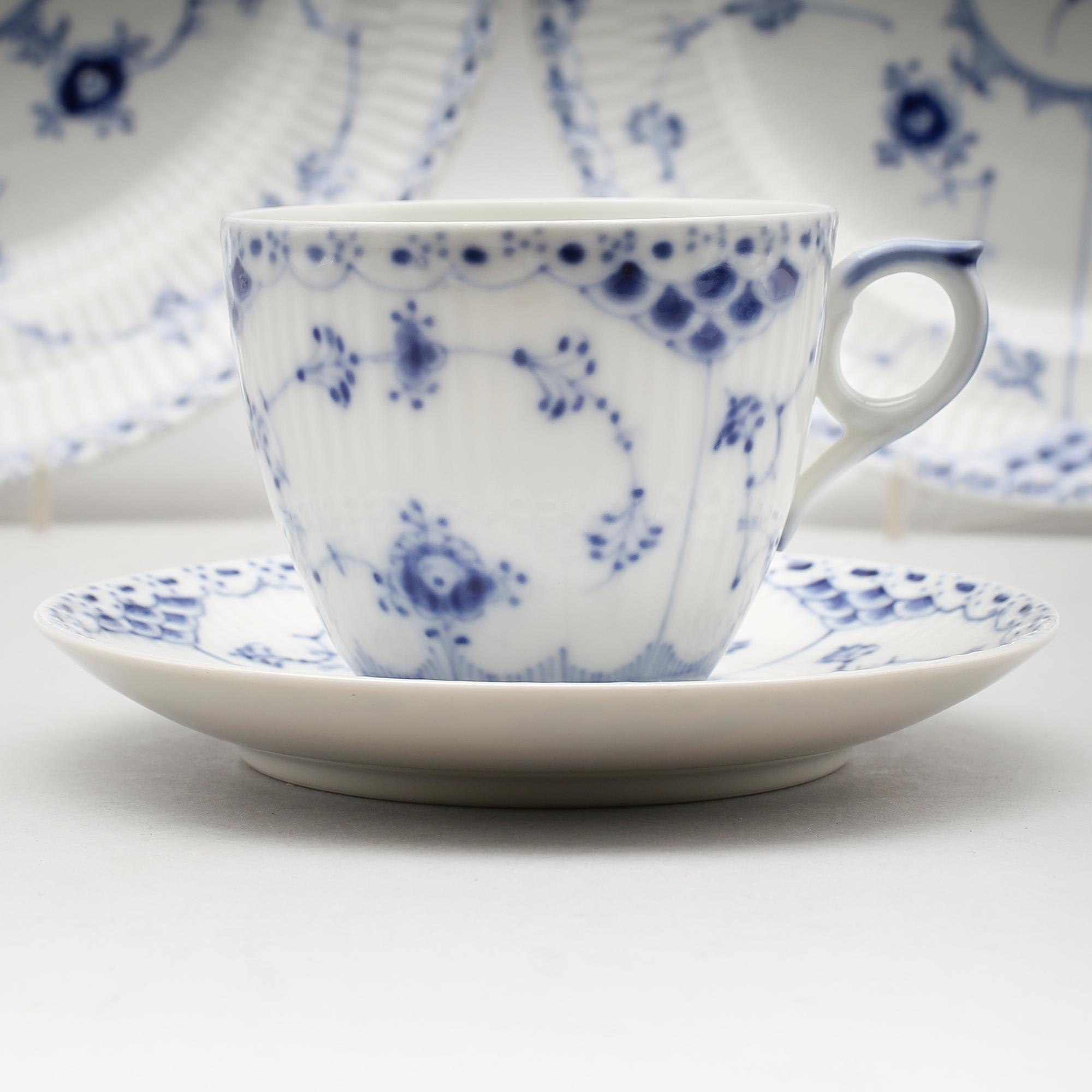 SERVISDELAR, 20 del, porslin, "Musselmalet", Royal Copenhagen.