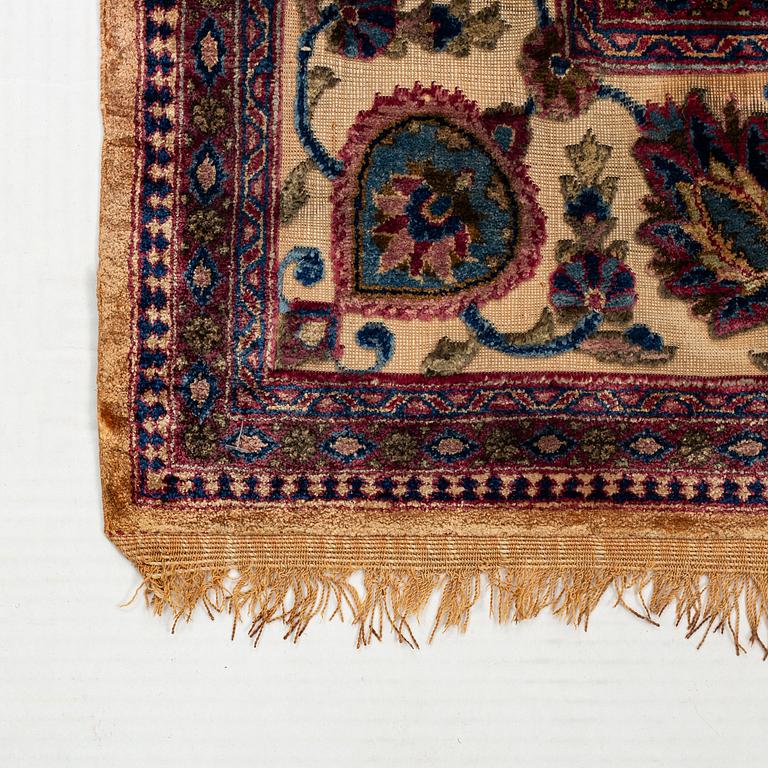 A rug, semi-antique, silk Kashan relief (souf), ca 196 x 129.5 cm (as well as 1,5 cm flat weave at one end).