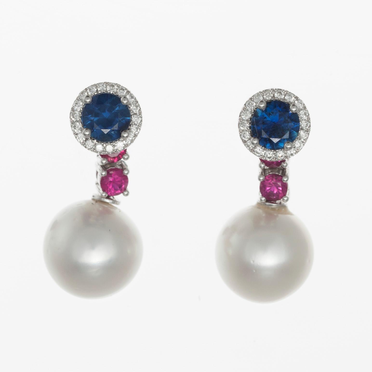 KORVAKORUT, 18K valkokultaa. Etelänmerenhelmet 11,5 mm, safiirit 1.65 ct, briljanttihiottuja timantteja 0.30 ct.