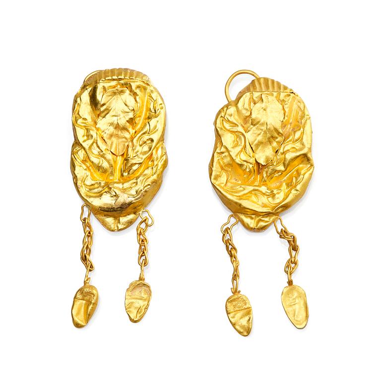 A pair of gold earrings. Song dynasty (960-1279).