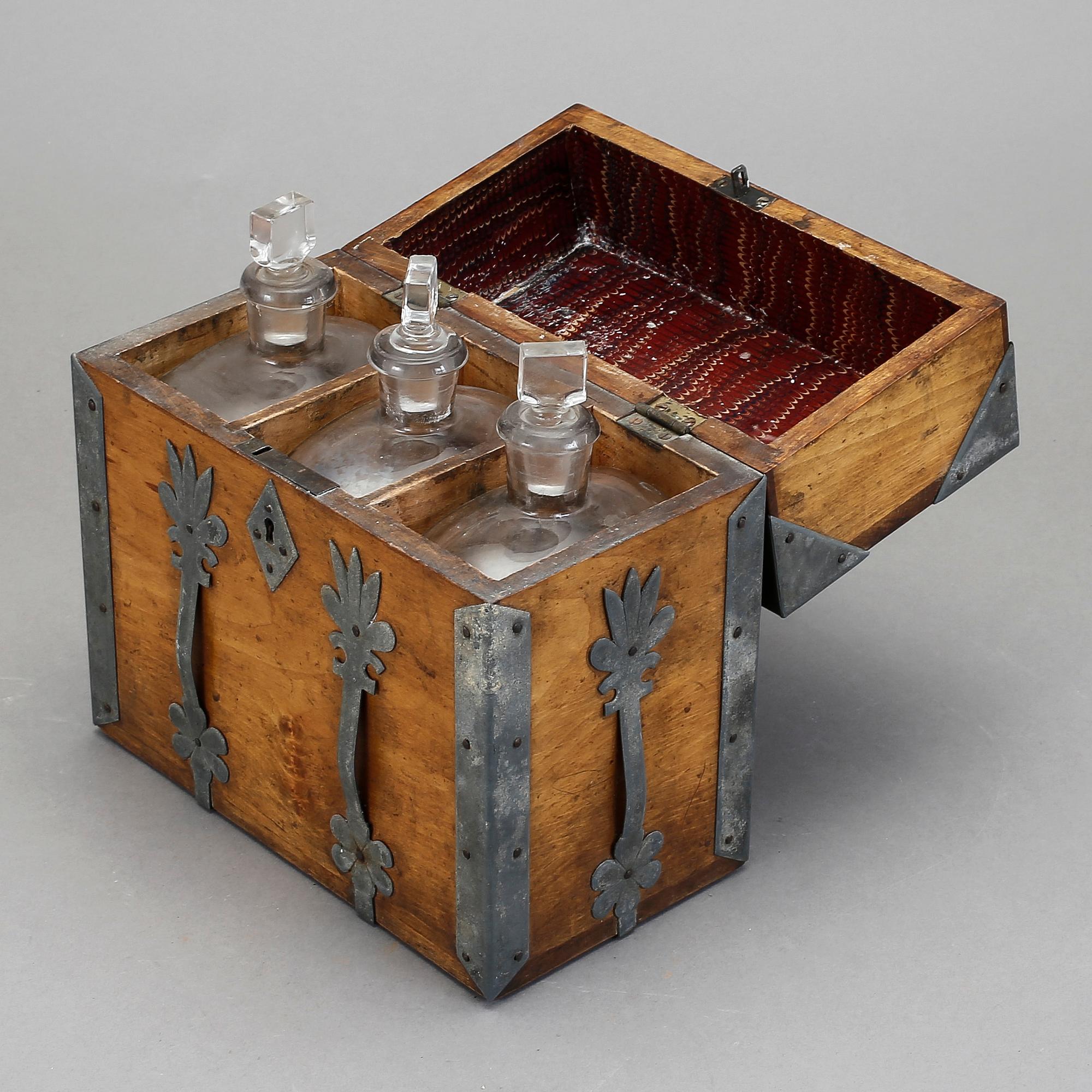 SCHATULL MED FLASKOR, 1+3 st, 1800-tal.