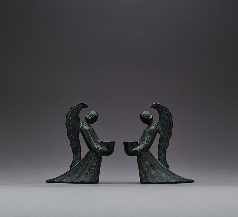 LJUSSTAKAR, ett par, patinerad brons, troligen Ystad metall.