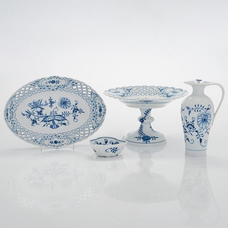 A set of 4 porcelain service pieces, "Onion pattern/Zwiebelmuster", Meissen and Teichert-Werke in Meissen, Germany.