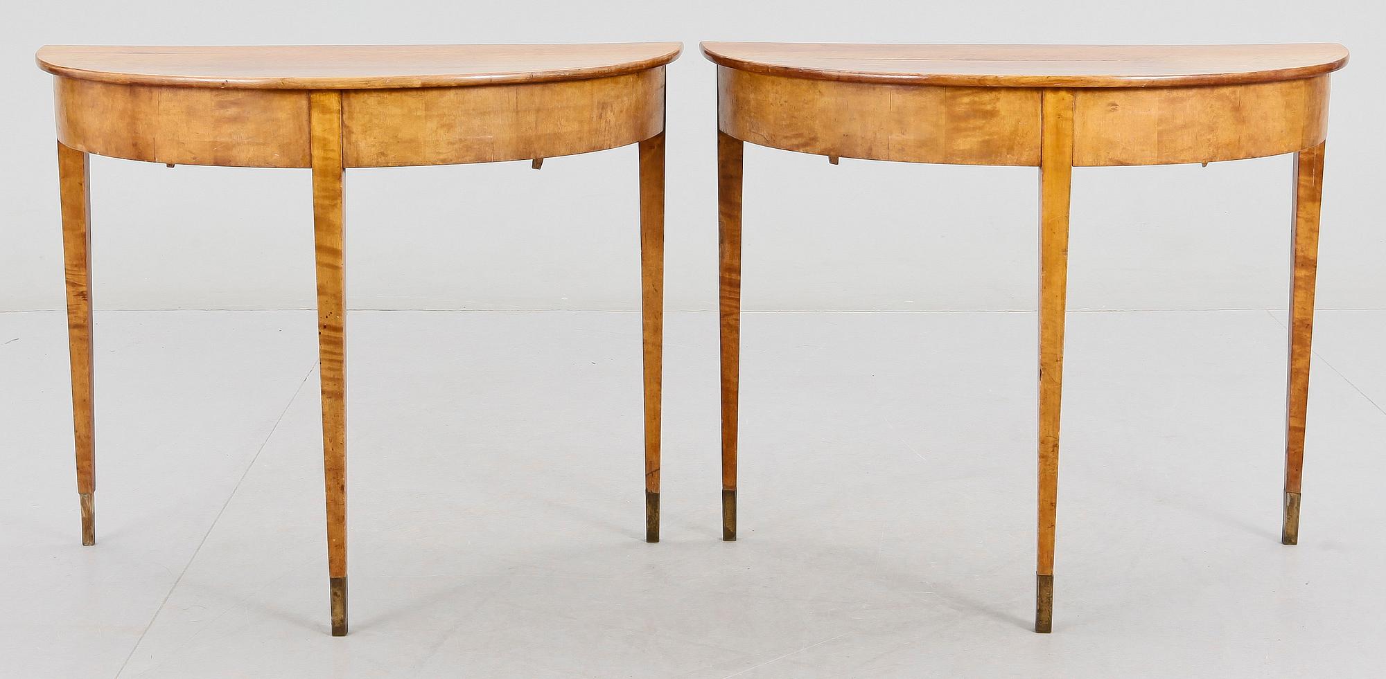 HALVMÅNEBORD, ett par, samt iläggsskiva, sengustaviansk stil, 1800-tal.