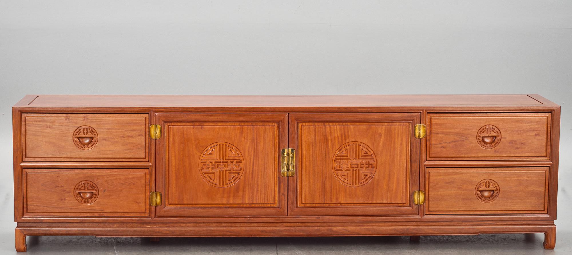 SIDEBOARD. Tillverkad i Kina för DUX.