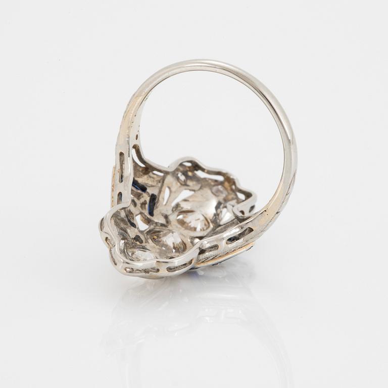 Ring 18K vitguld med gammalslipade diamanter total vikt ca 1.30 ct samt safirer, sannolikt syntetiska.