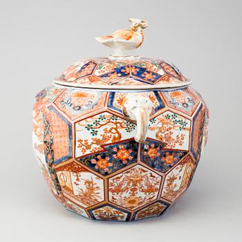 A Japanese imari jar with cover, Meiji period (1868-1912).