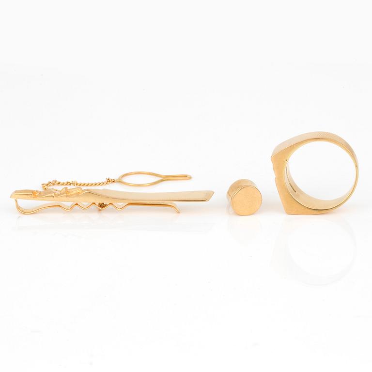 RING, SLIPSKLÄMMA, samt BERLOCK, 18K guld.