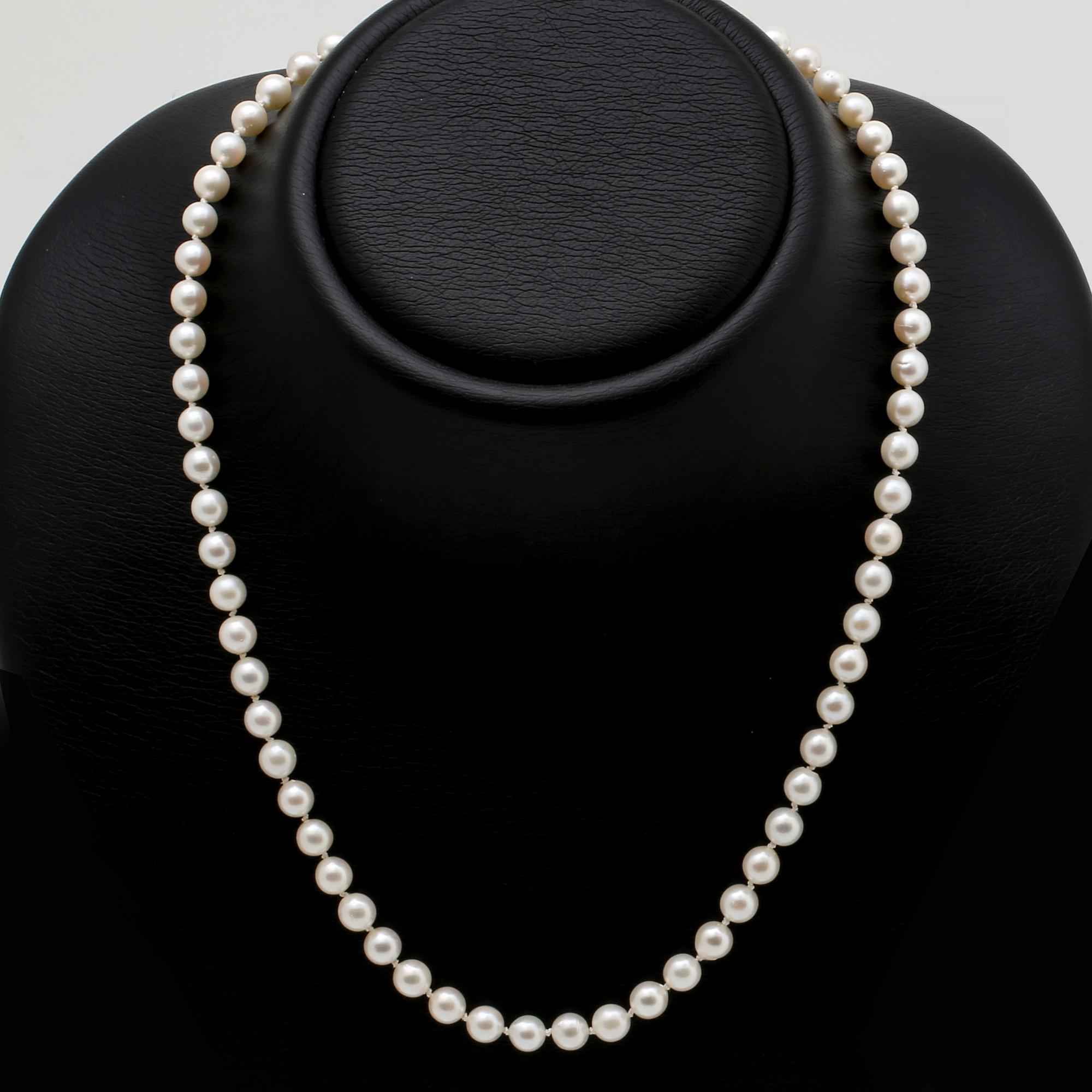 Pärlhalsband, odlade pärlor ca 6 mm, lås 18K guld, längd ca 50 cm.