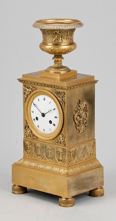 BORDSPENDYL, empire, 1800-talets första fjärdedel.