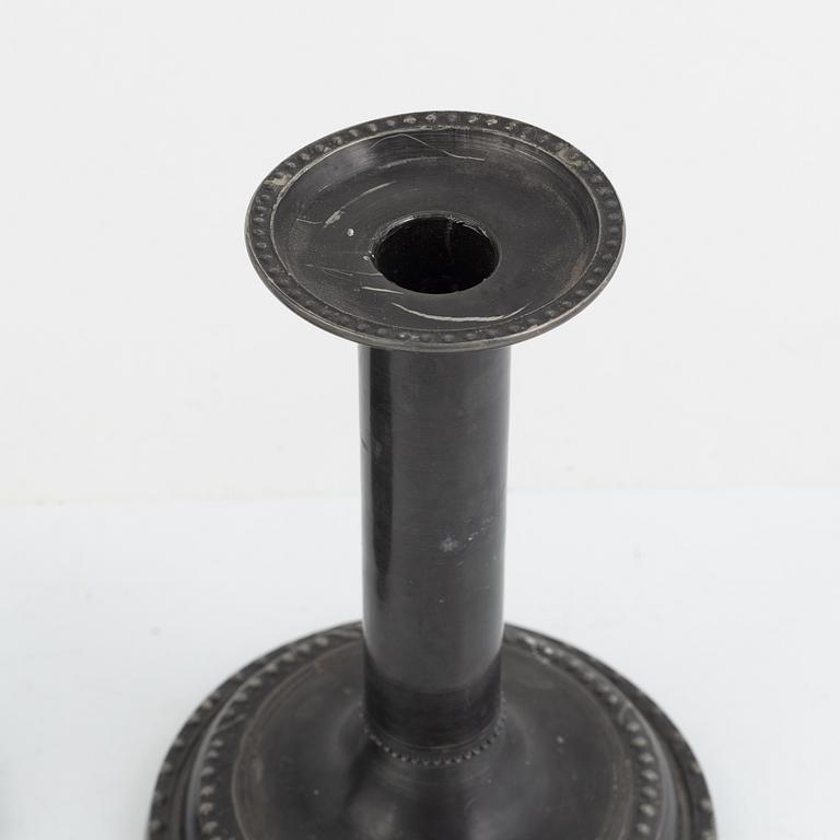 B O Santesson, ljusstakar, ett par, tenn, gustaviansk stil, Stockholm 1953.