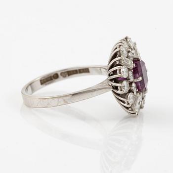 Ring, 18K white gold with a ruby and baguette- and round brilliant-cut diamonds.