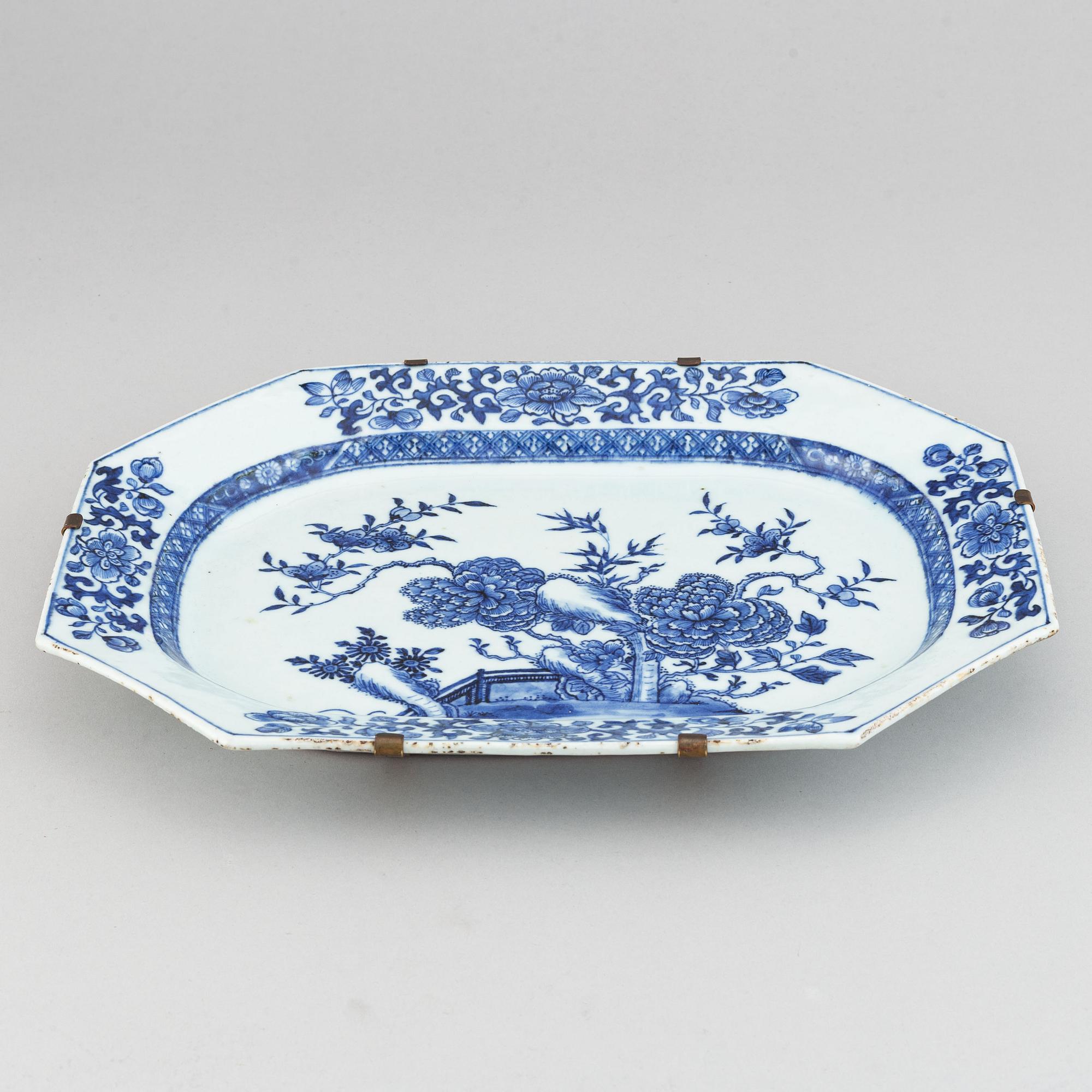 A blue and white serving dish, Qing dynasty, Qianlong (1736-95).