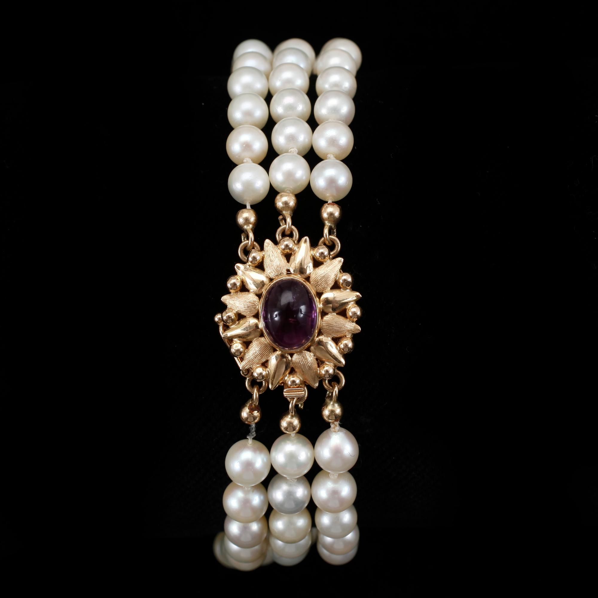 COLLIER, med odlade saltvattenspärlor, lås 18k guld med cabochonslipad ametist, Sverige, 1960.