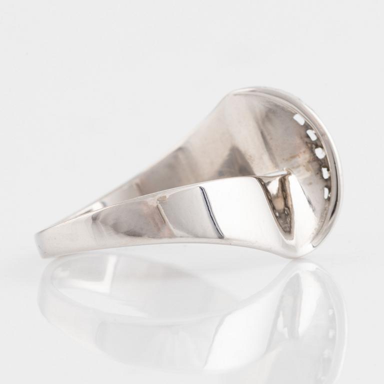 Alton, ring, 18K vitguld och briljantslipade diamanter.