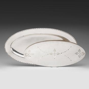 585. A K. Anderson fish-serving dish, Stockholm 1918.