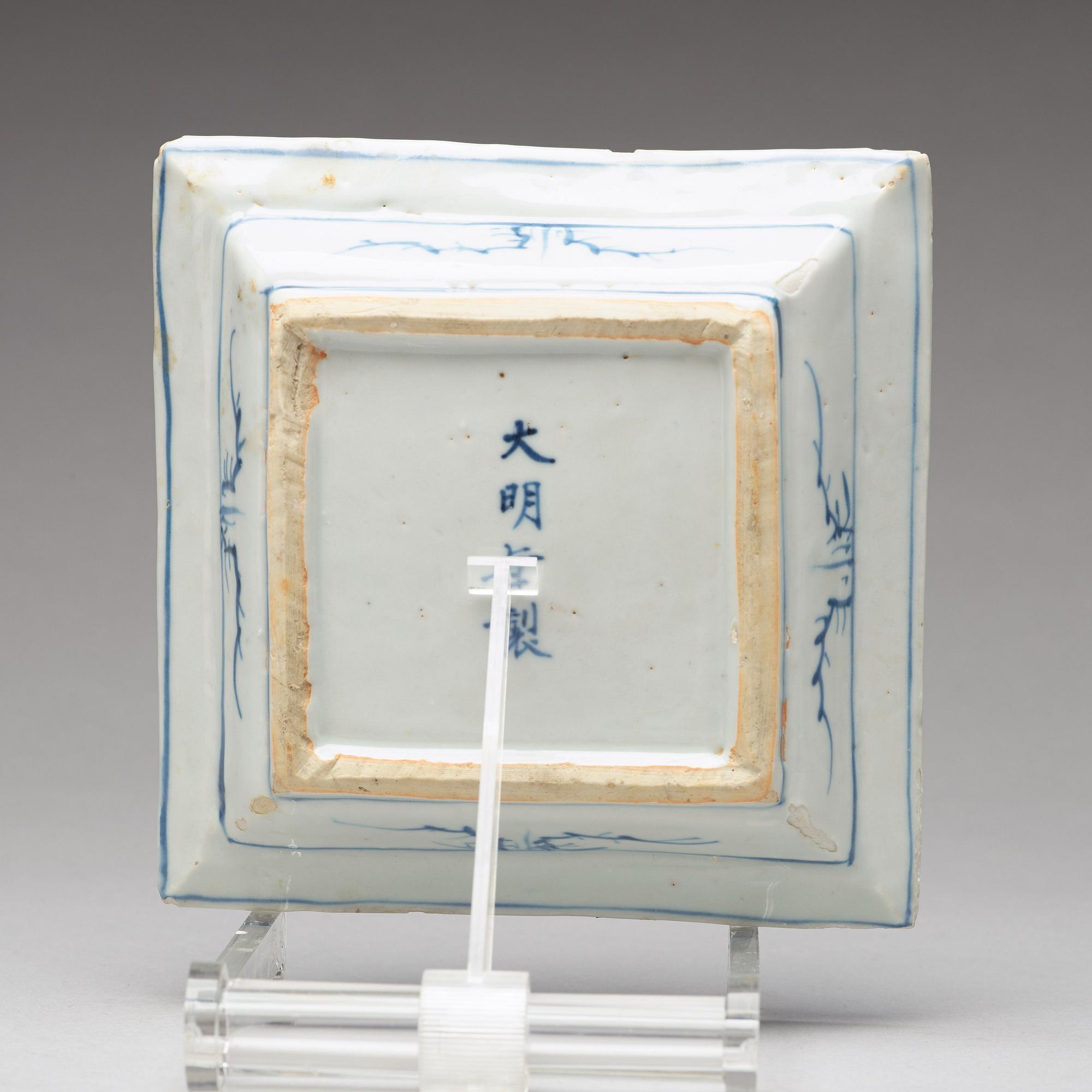 A blue and white Transition dish, 17th Century.