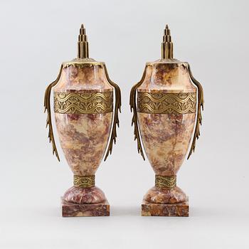 URNOR, 1 par, marmor och brons, art déco, 1900-talets första hälft.