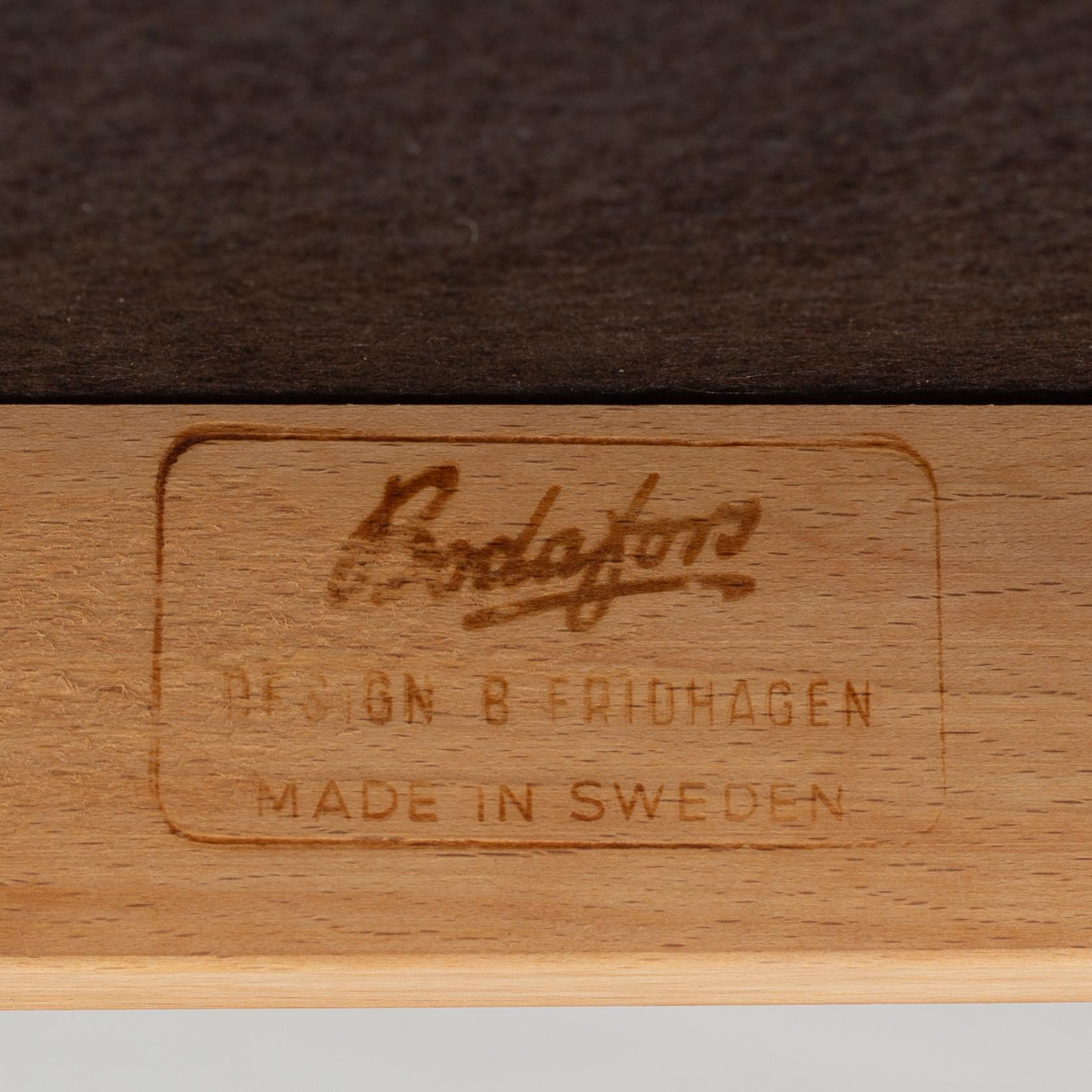 Bertil Fridhagen, ruokapöytä sekä tuoleja, 4 kpl, Bodafors, 1900-luvun toinen puolisko.