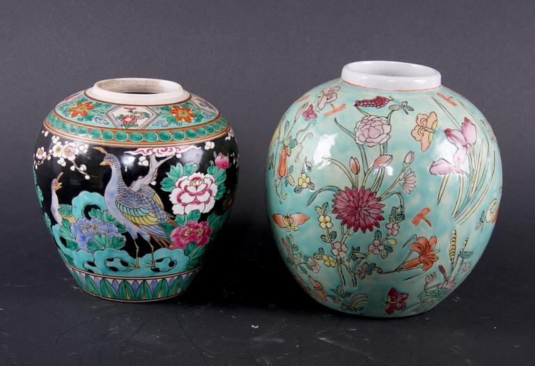 VAS OCH URNA. Porslin Kina, 1900-tal.