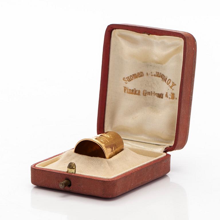 Sormustin, 18K kultaa, Suomen Kultaseppä Oy, Turku 1923.