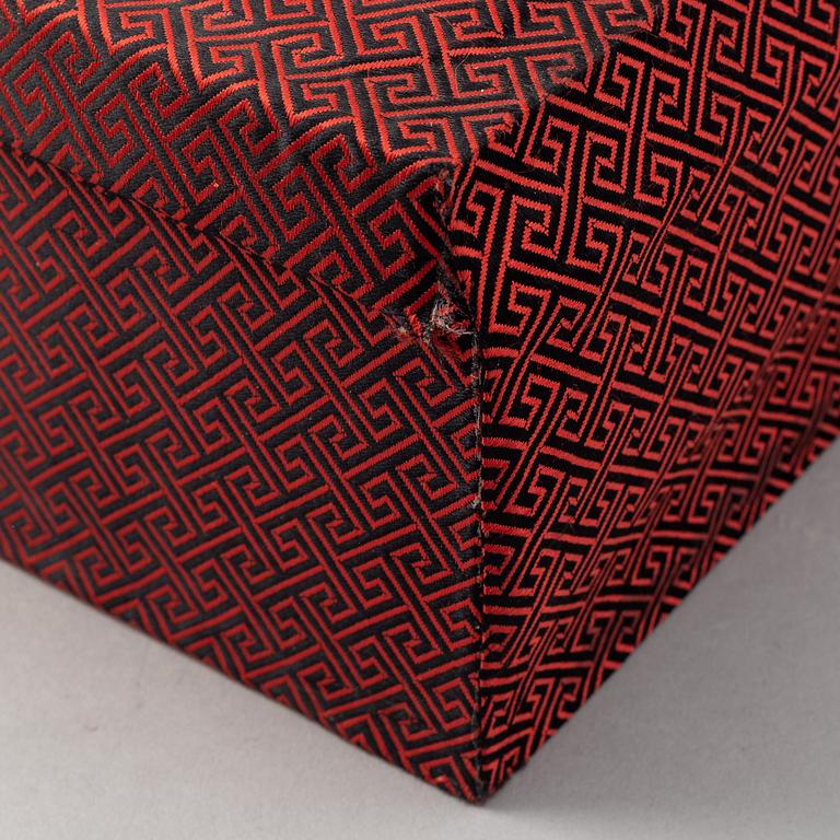 Lådor, fem stycken, tygklädda. Kina.