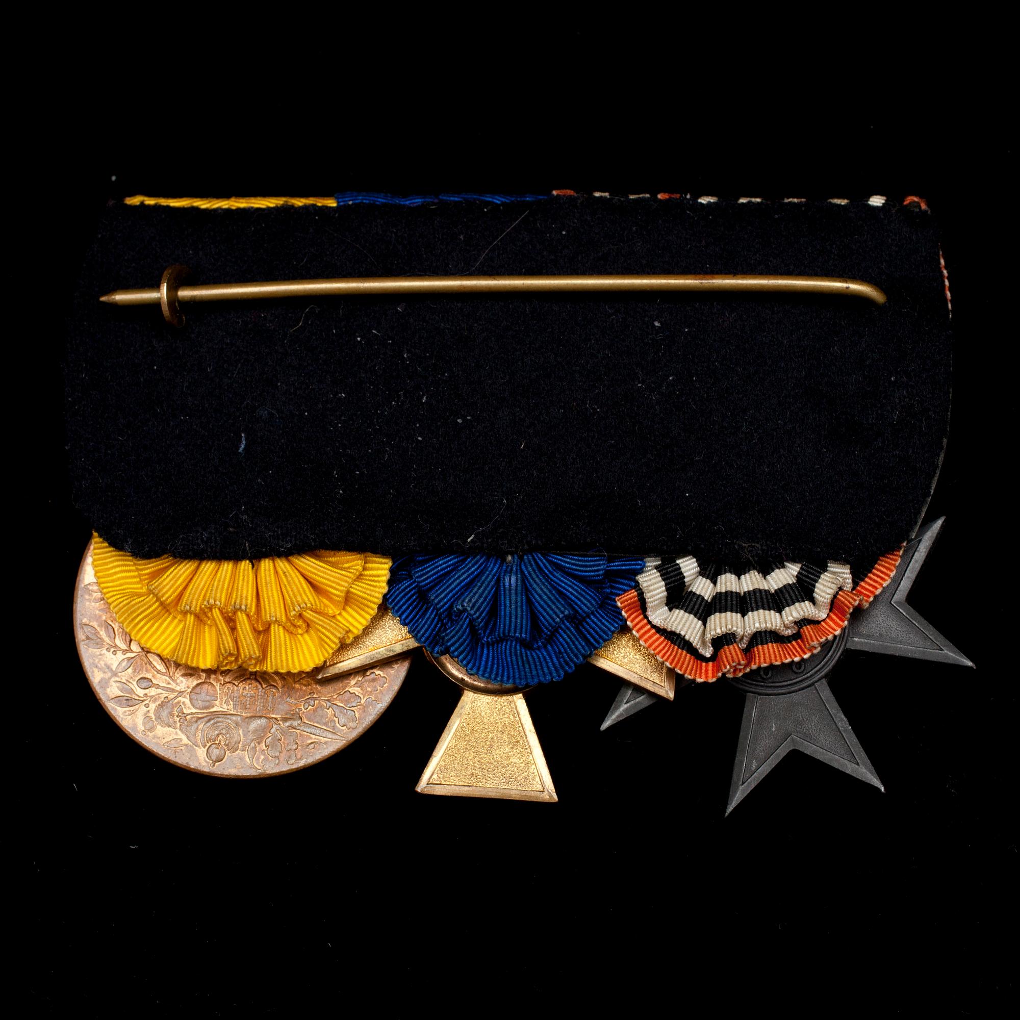 KRIGSUTMÄRCKELSETECKEN, 3 st, bl. a. Tyskland, Preussen.