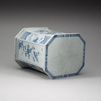 A rare large blue and white plinth/garden seat, Qing dynasty, Kangxi (1662-1722).