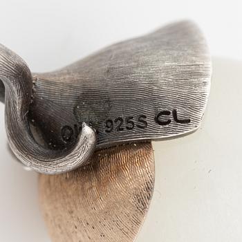 Ole Lynggaard, hänge, "Lotus", guld och silver samt små briljantslipade diamanter och troligen månsten.