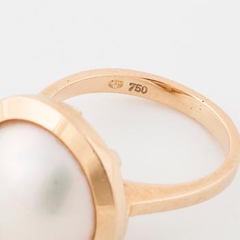 A mabé pearl ring.