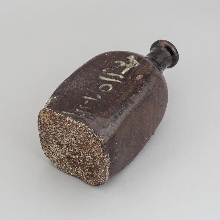 A Japanse sake bottle, 19th Century.