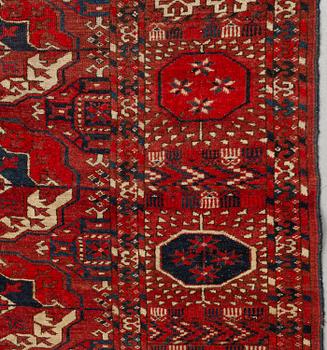 Matta, antik Tekke huvudmatta, ca 287-293,5 x 207-219,5 cm (samt kortsidorna med 1 cm slätväv).