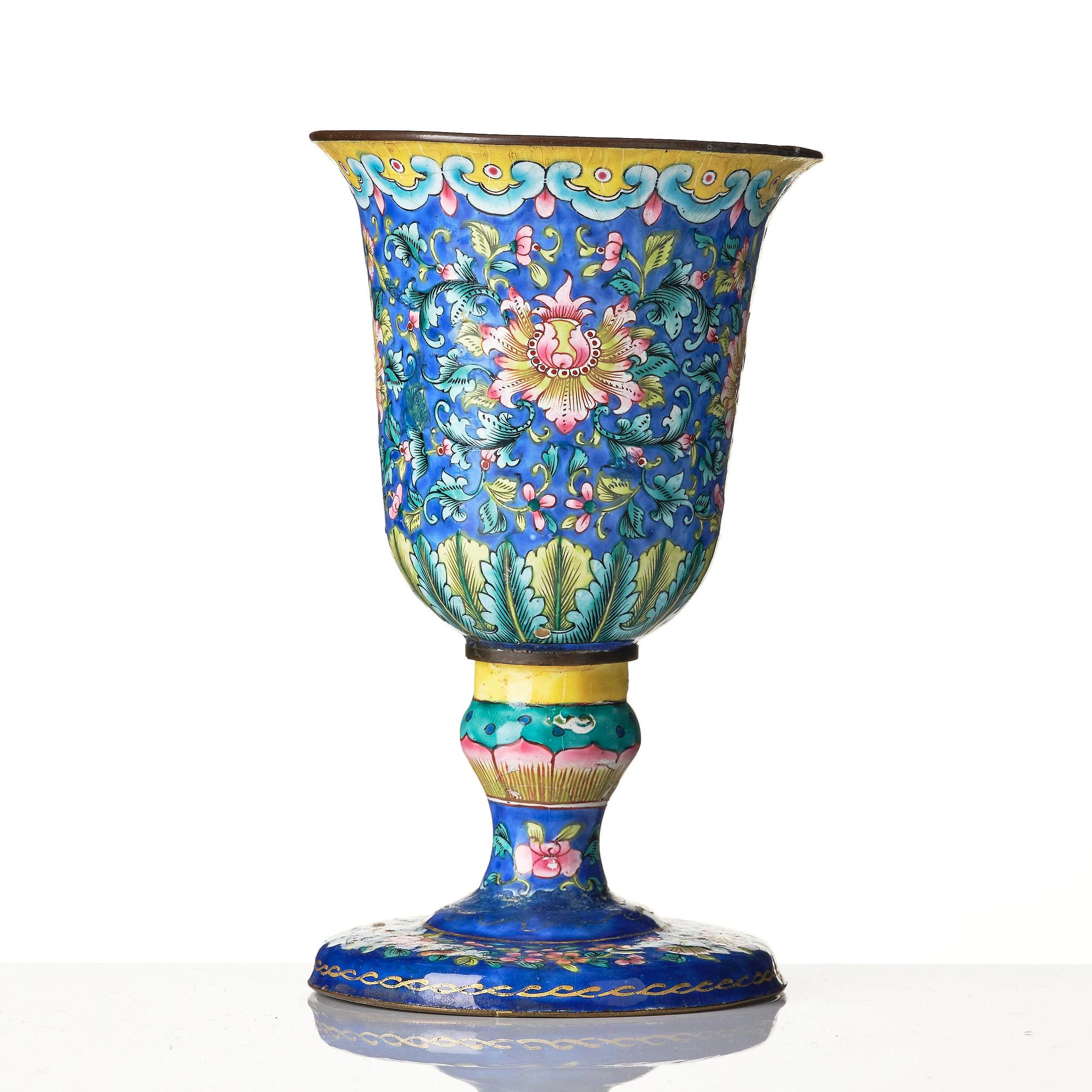 Bägare samt kopp med fat, emalj på koppar. Qingdynastin, 1700/1800-tal.