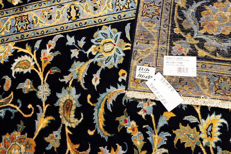 A Kashan carpet, c. 385 x 287 cm.