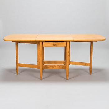 Eero Aarnio, A set of 6 "Pirtti" chairs and dining table for Laukaan Puu, Finland, late 20th century.