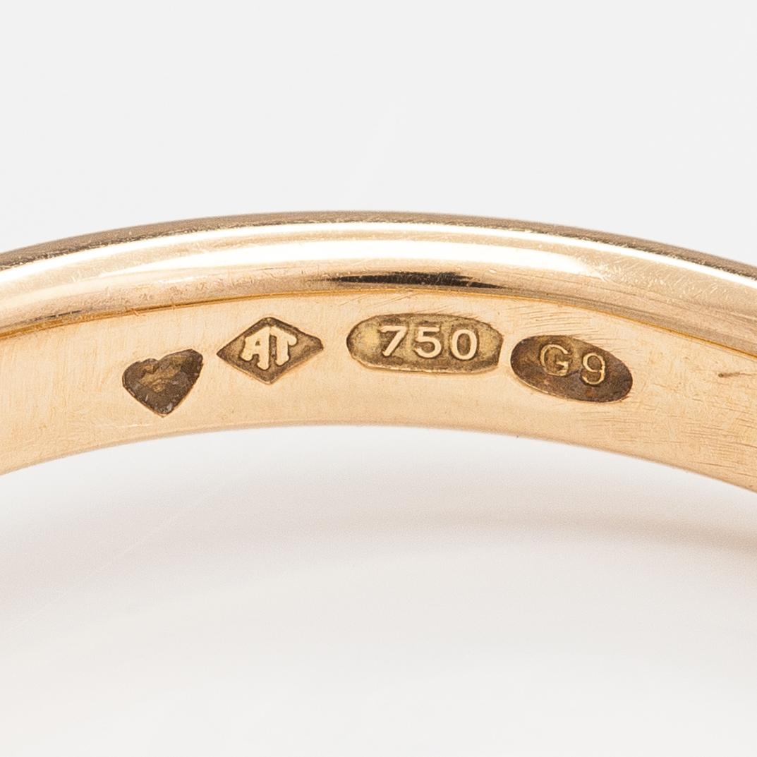 An 18K gold ring with a garnet. A Tillander, Helsinki 2008.