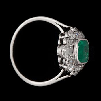 An emerald and diamond ring. Diamanter totalt ca 0.75 ct.