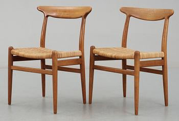 STOLAR, ett par, "W 2", Hans J. Wegner, C M Madsens Fabriker, Danmark.