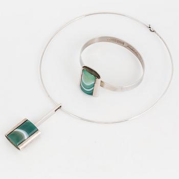 FIRMA BENGT-ERIK HALLBERG, armband och halssmycke med hänge, sterling silver, signerade Lindström, 1973.