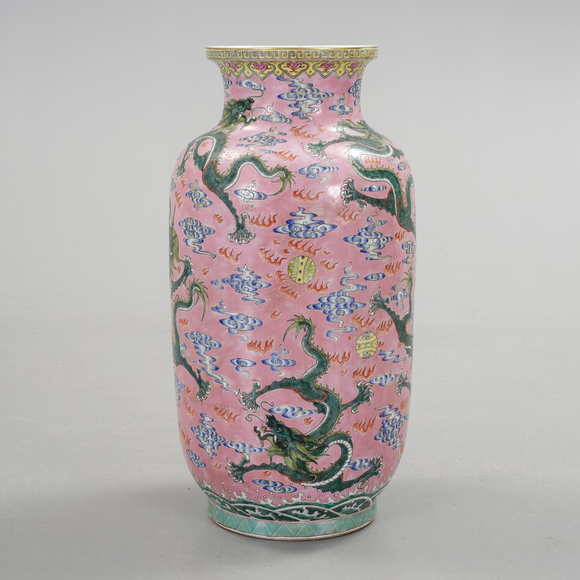 GOLVVAS, porslin, Kina, 1900-talets andra hälft.