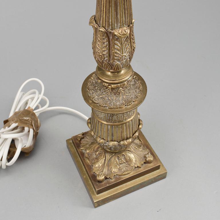 BORDSLAMPA, mässing, empirestil, 1900-talets mitt.