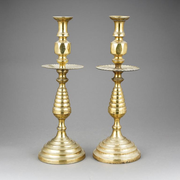 LJUSSTAKAR, ett par, mässing, orientaliska, 1900-talets andra hälft.