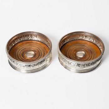 Coasters, ett par, silver, London, 1807.