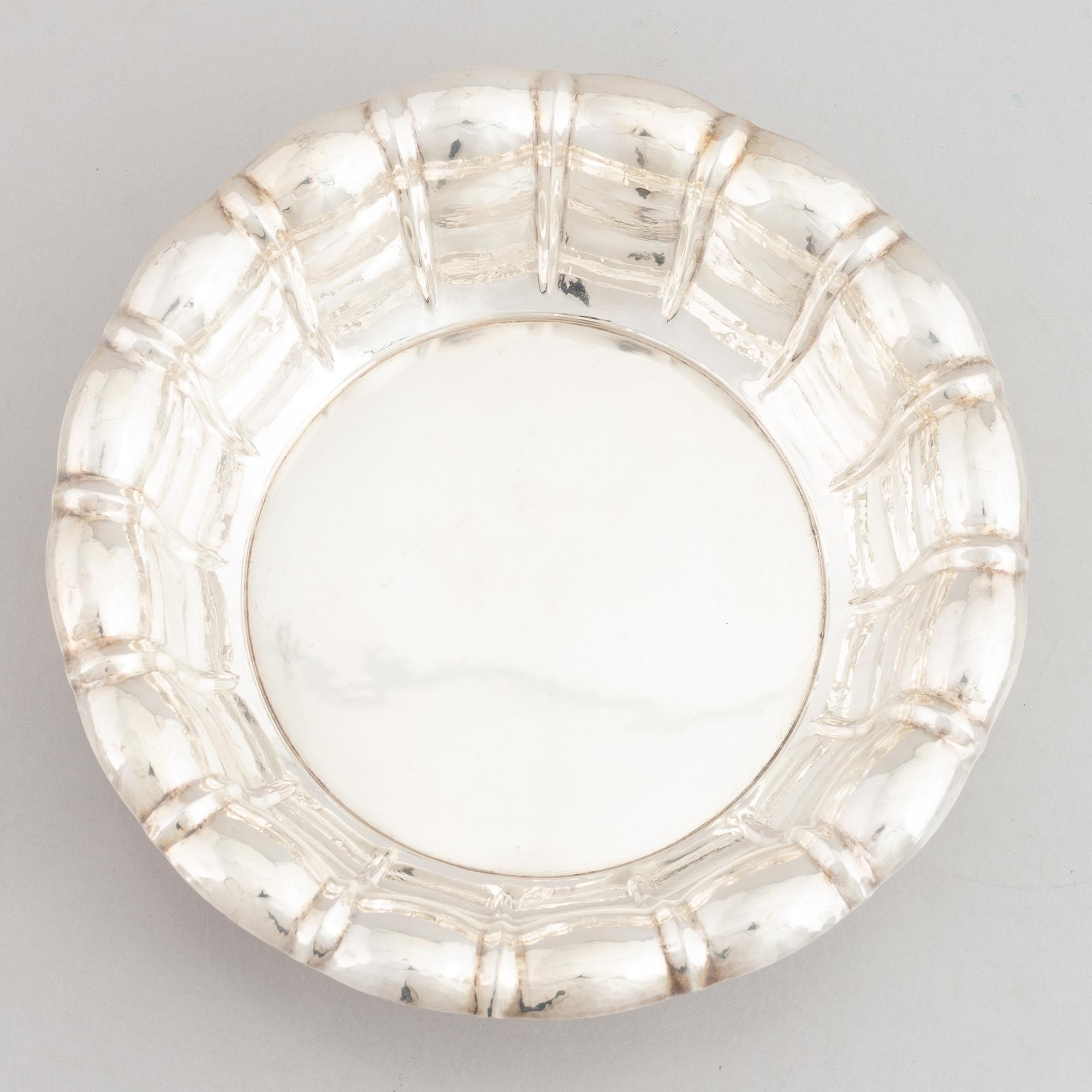 A German silver 800 bowl, mark of Läger & Co, Hanau, Germany, early 20th Century.