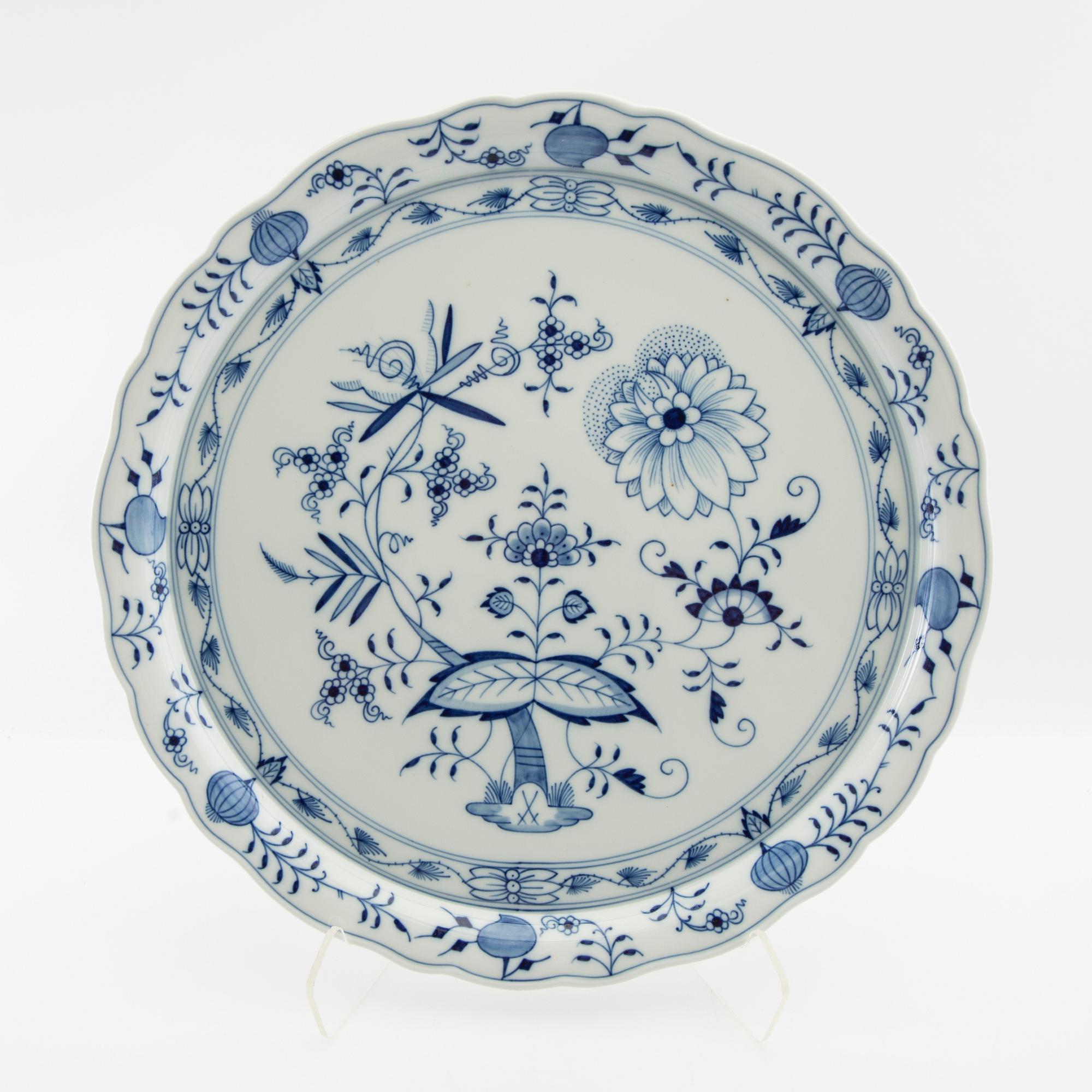 Service 89 pcs "Onion Pattern" Meissen, second half of the 20th century.