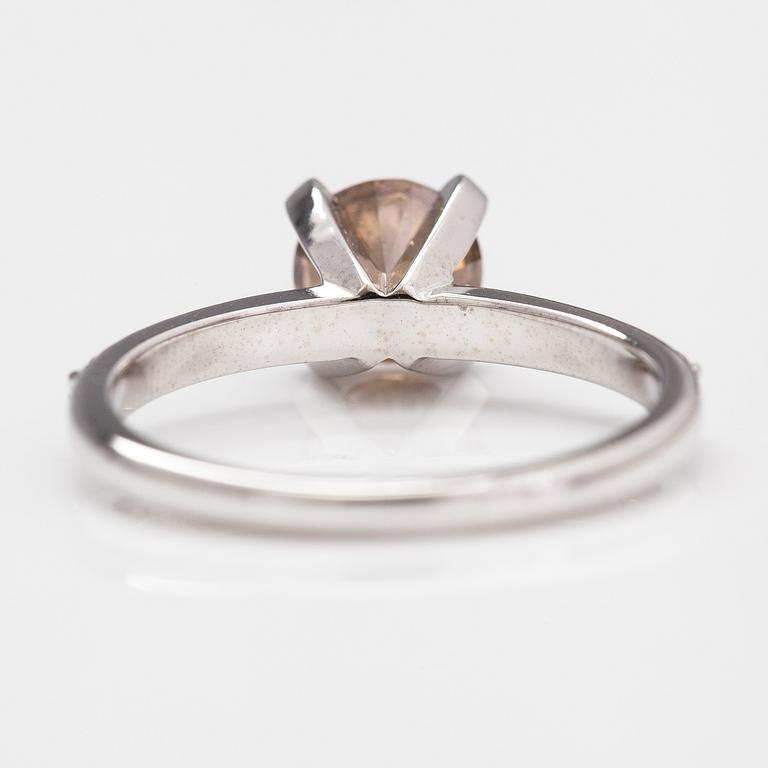 Ring, 14K vitguld, diamanter ca 1.21 ct tot. AIG-certifikat.