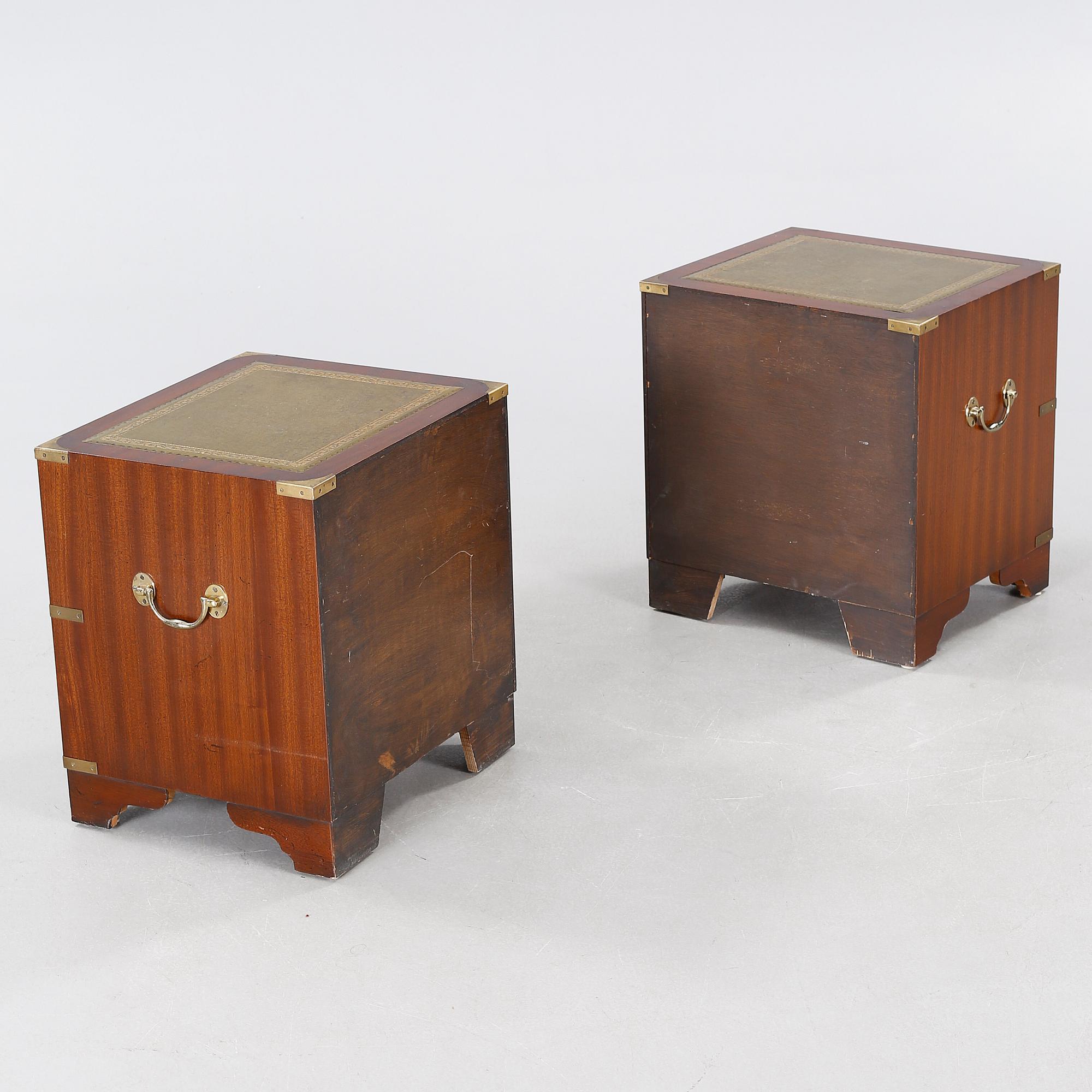 A pair of english style bedside tables, second half of the 20th century.