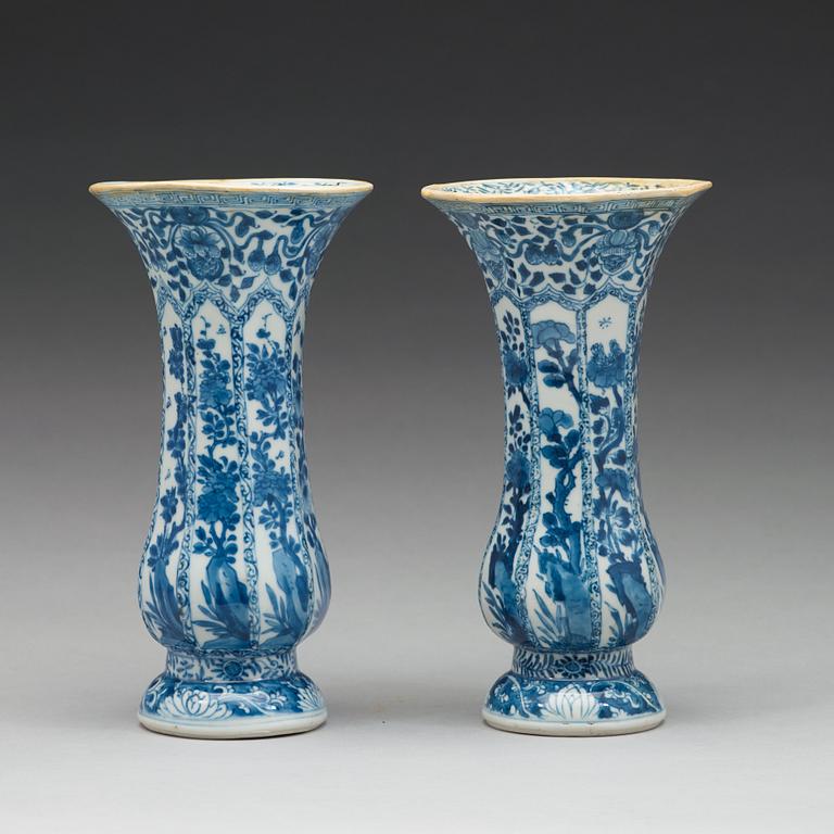 A pair of blue and white vases, Qing dynasty, Kangxi (1662-1722).