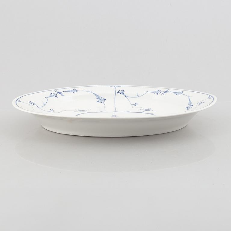 A large 'Blue Fluted Plain'/'Musselmalet' porcelain serving dish, Royal Copenhagen, 1820-50.