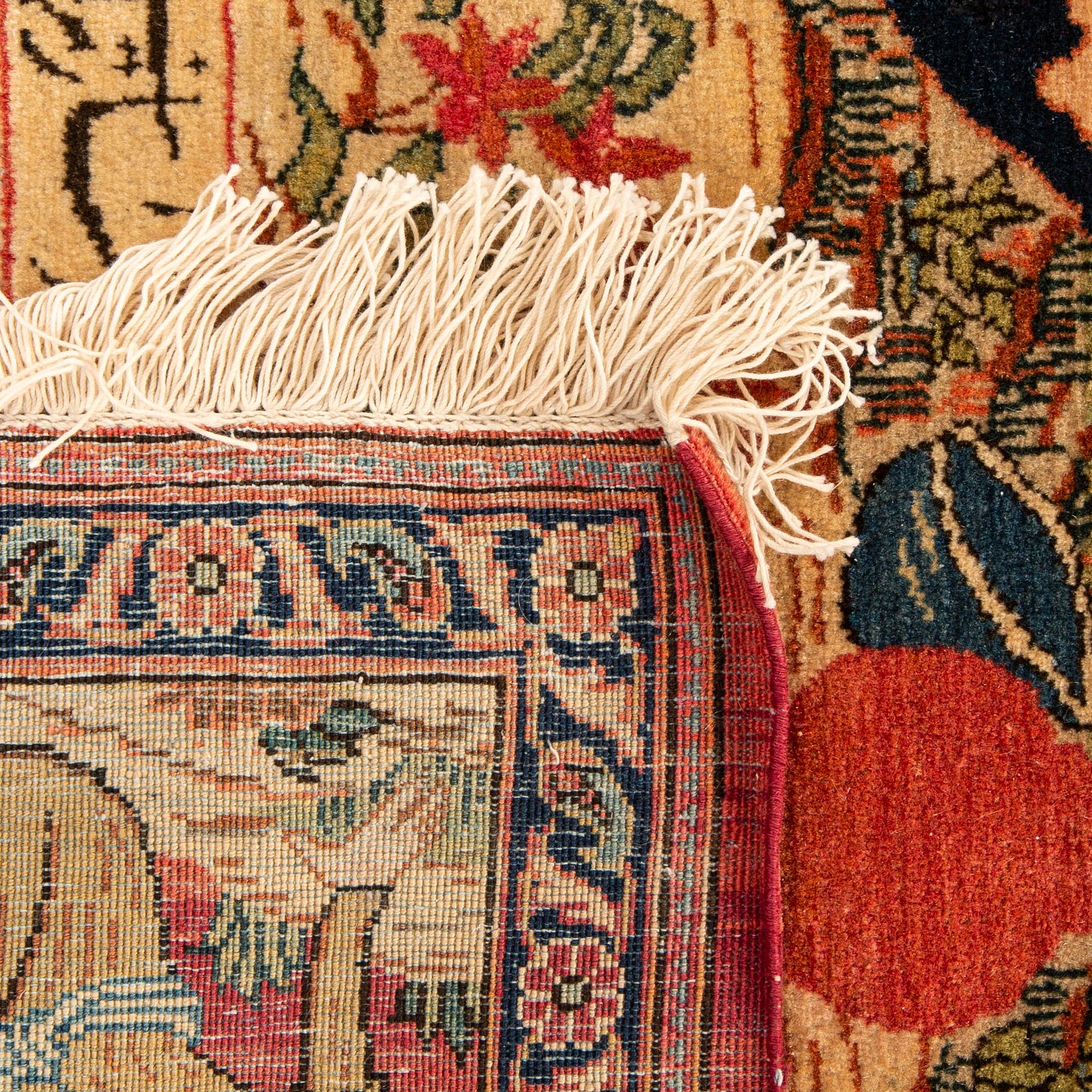 A semiantique signed Kashan carpet ca 203x135 cm.